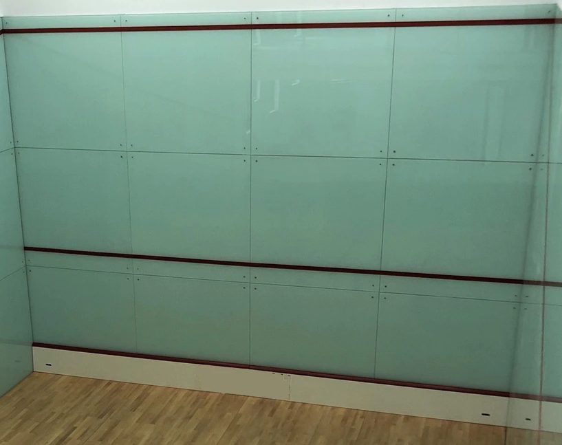 pics shows a solid glass front wall consists out of 12 glass pieces