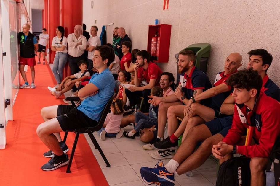 Picture showing players at Tres Cantos watching the squash matches