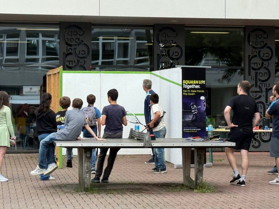 There was a lively buzz around the mobile squash court of the Schleswig-Holstein Squash Association during the open house at Coppernicus School in Norderstedt