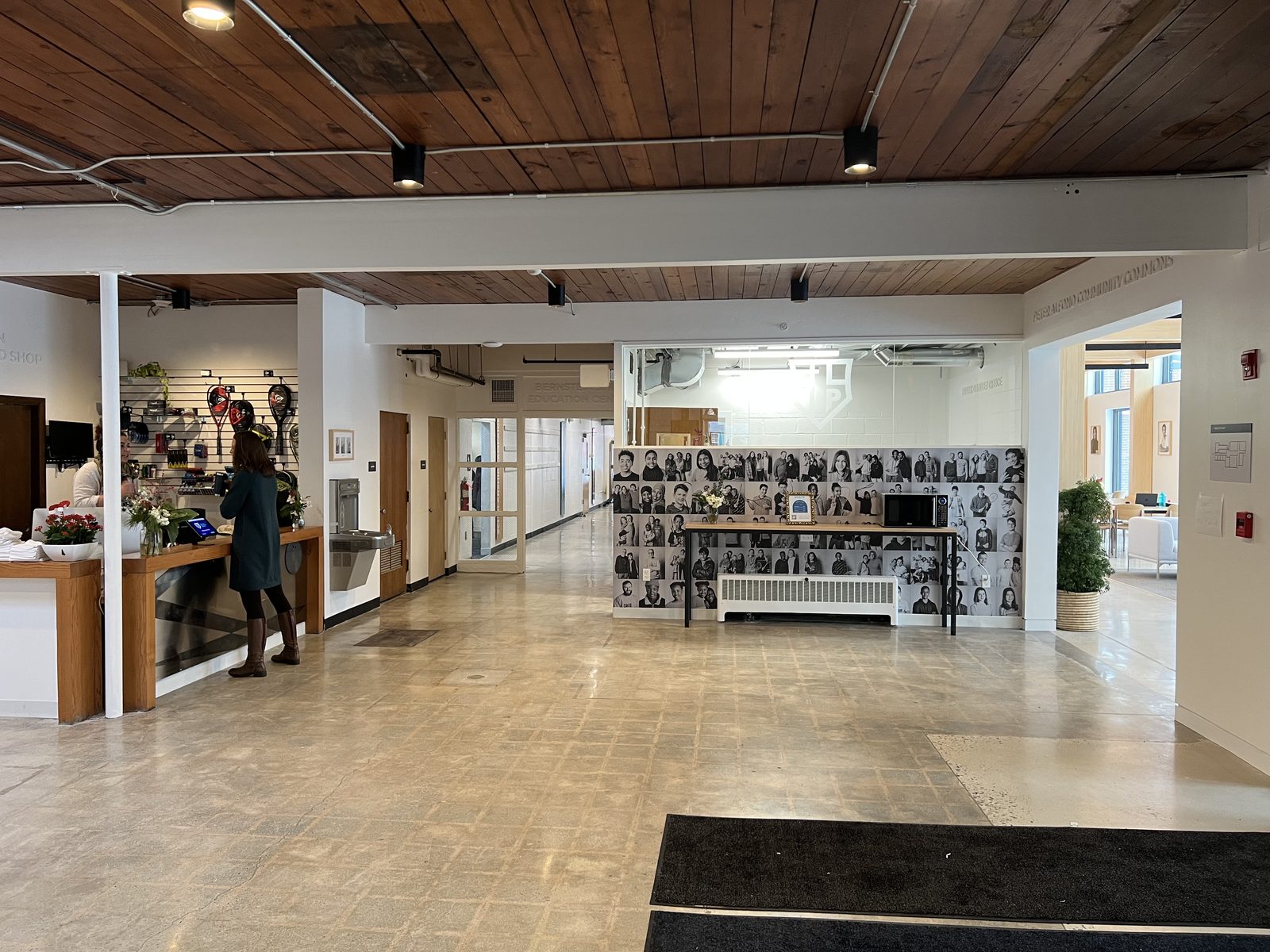 Entrance with reception and shop